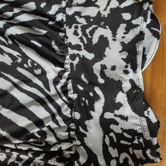 Warehouse One Black and White Patterned Strapless and Sleeveless Crop Top - Picture 4 of 4